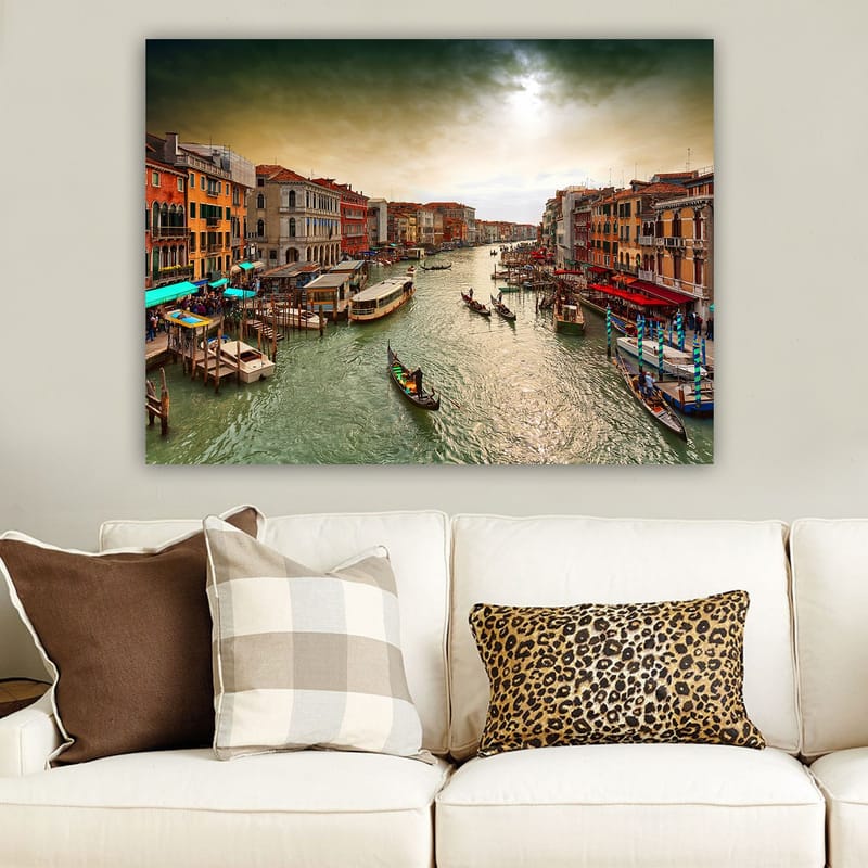 Lærred 70x100 cm - Smuk udsigt over en kanal i Venedig med gondoler og farverige bygninger langs vandet - Grøn / Orange / Blå - Boligtilbehør - Billeder & kunst - Billeder på lærred