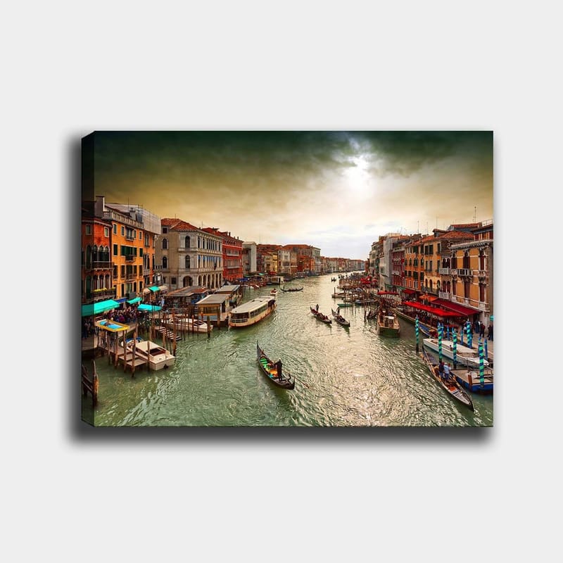Lærred 70x100 cm - Smuk udsigt over en kanal i Venedig med gondoler og farverige bygninger langs vandet, Grøn / Orange / Blå