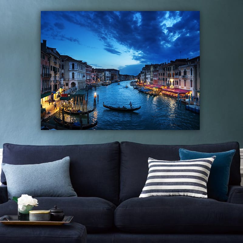 Lærred 70x100 cm - Smuk udsigt over en kanal i Venedig med gondoler og oplyste restauranter ved vandet - Mørkeblå / Lyseblå / Beige - Boligtilbehør - Billeder & kunst - Billeder på lærred
