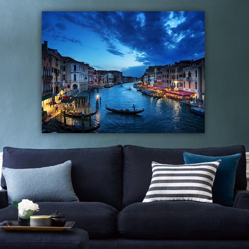 Lærred 70x100 cm - Smuk udsigt over en kanal i Venedig med gondoler og oplyste restauranter ved vandet - Mørkeblå / Lyseblå / Beige - Boligtilbehør - Billeder & kunst - Billeder på lærred