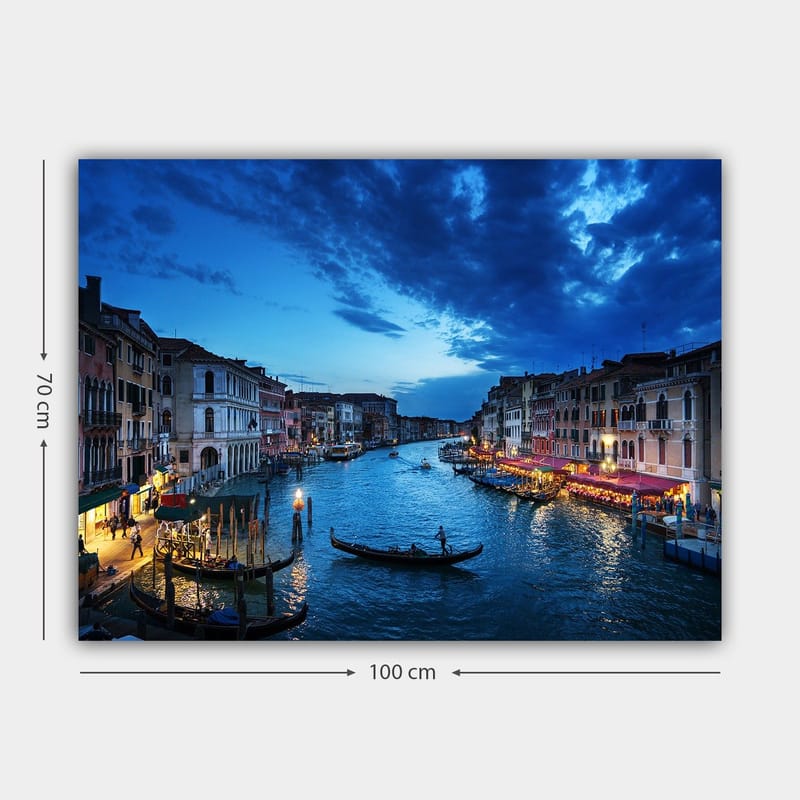 Lærred 70x100 cm - Smuk udsigt over en kanal i Venedig med gondoler og oplyste restauranter ved vandet - Mørkeblå / Lyseblå / Beige - Boligtilbehør - Billeder & kunst - Billeder på lærred