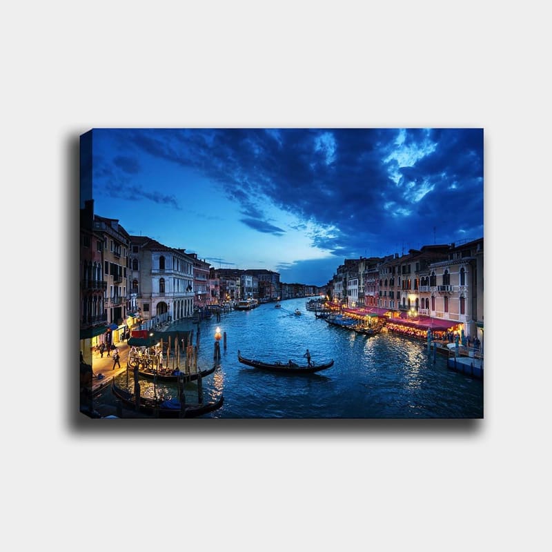 Lærred 70x100 cm - Smuk udsigt over en kanal i Venedig med gondoler og oplyste restauranter ved vandet, Mørkeblå / Lyseblå / Beige