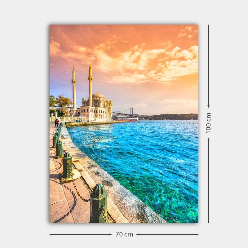 Lærred 70x100 cm - Smuk udsigt over en moské ved vandet med en bro i baggrunden under en farverig himmel - Blå / Orange / Beige - Boligtilbehør - Billeder & kunst - Billeder på lærred
