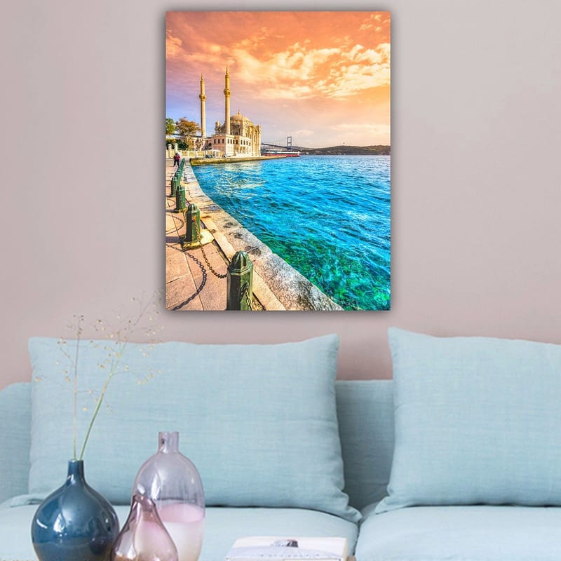 Lærred 70x100 cm - Smuk udsigt over en moské ved vandet med en bro i baggrunden under en farverig himmel - Blå / Orange / Beige - Boligtilbehør - Billeder & kunst - Billeder på lærred