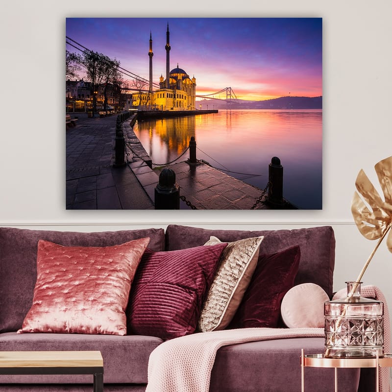 Lærred 70x100 cm - Smuk udsigt over en moské ved vandet under en farverig solnedgang - Lilla / Orange / Gul - Boligtilbehør - Billeder & kunst - Billeder på lærred
