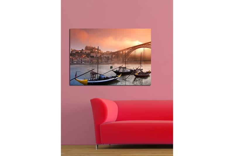 Lærred 70x100 cm - Smuk udsigt over floden med traditionelle både og en majestætisk bro i baggrunden, omgivet af farverige huse - Orange / Blå / Gul - Boligtilbehør - Billeder & kunst - Billeder på lærred