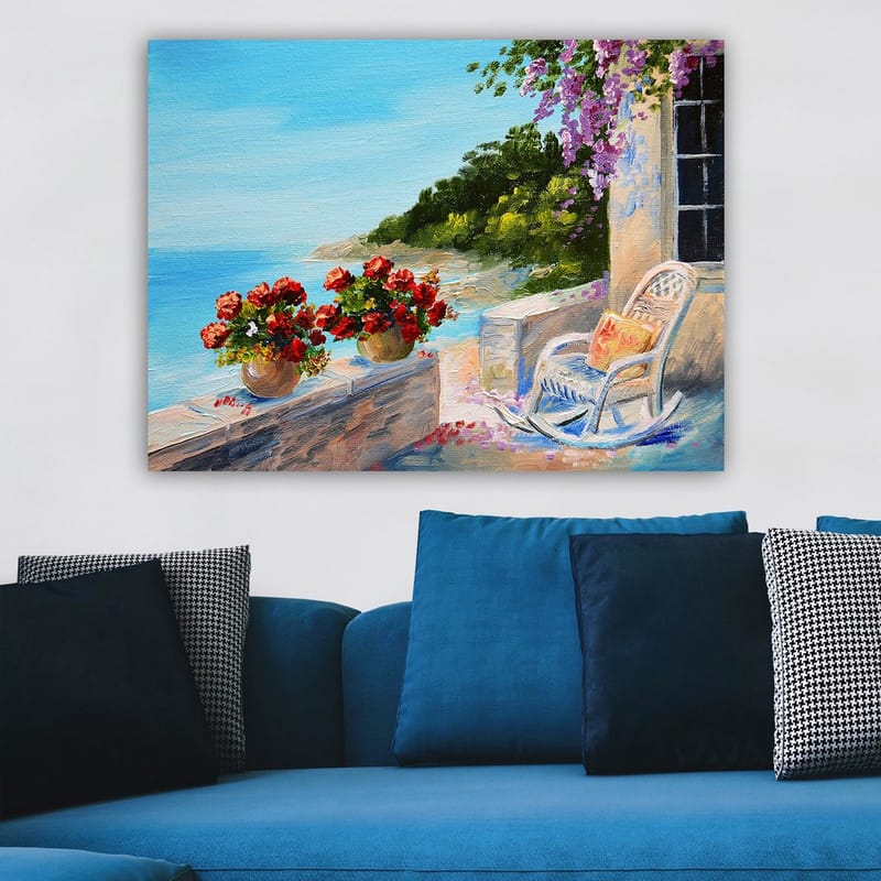 Lærred 70x100 cm - Smuk udsigt over havet med blomster i potter og en stol på en terrasse - Blå / Grøn / Rød - Boligtilbehør - Billeder & kunst - Billeder på lærred