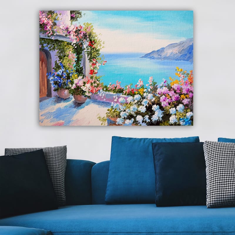 Lærred 70x100 cm - Smuk udsigt over havet med blomsterarrangementer i potter, der pryder en terrasse - Blå / Grøn / Lyserød - Boligtilbehør - Billeder & kunst - Billeder på lærred