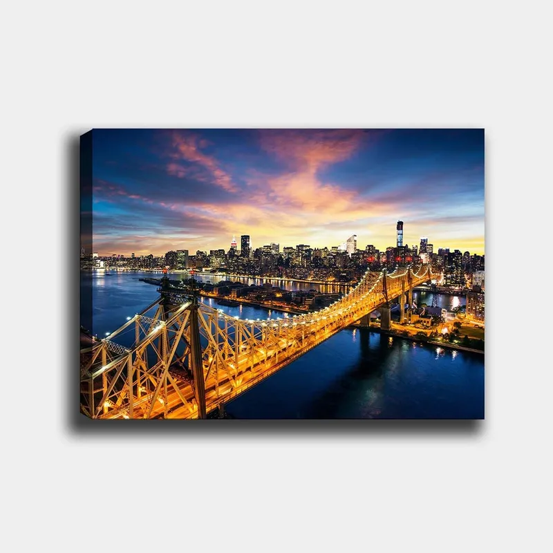 Lærred 70x100 cm - Smuk udsigt over Queensboro Bridge med byens skyline i baggrunden under en farverig solnedgang, Blå / Orange / Gul
