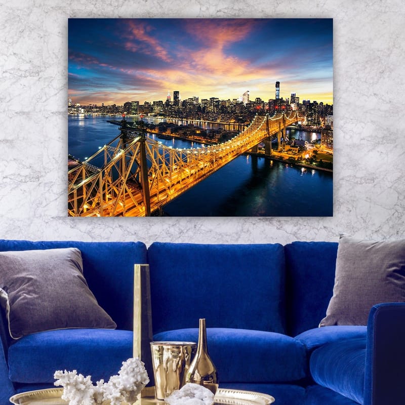 Lærred 70x100 cm - Smuk udsigt over Queensboro Bridge med byens skyline i baggrunden under en farverig solnedgang - Blå / Orange / Gul - Boligtilbehør - Billeder & kunst - Billeder på lærred