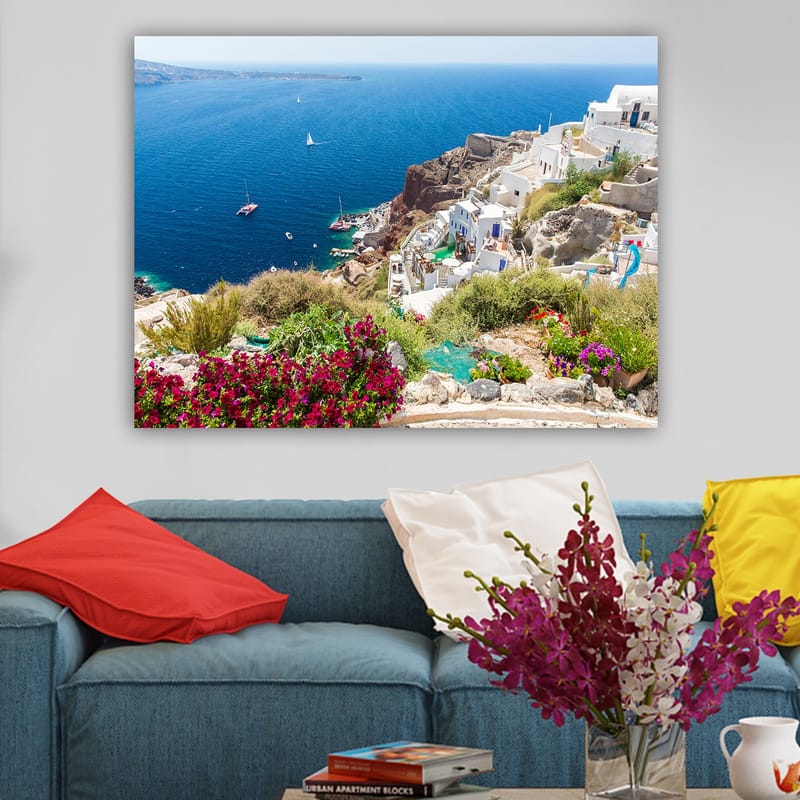 Lærred 70x100 cm - Smuk udsigt over Santorini med hvide huse og blomster, der pryder klipperne ved havet - Blå / Hvid / Grøn - Boligtilbehør - Billeder & kunst - Billeder på lærred