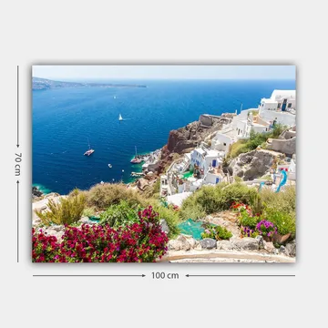 Lærred 70x100 cm - Smuk udsigt over Santorini med hvide huse og blomster, der pryder klipperne ved havet - Blå / Hvid / Grøn - Boligtilbehør - Billeder & kunst - Billeder på lærred