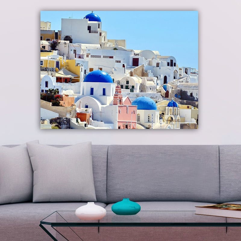 Lærred 70x100 cm - Smuk udsigt over Santorinis karakteristiske hvide huse og blå kupler - Blå / Hvid / Lyserød - Boligtilbehør - Billeder & kunst - Billeder på lærred