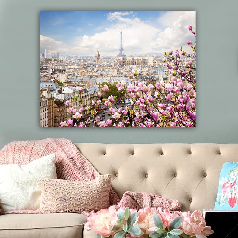 Lærred 70x100 cm - Smuk udsigt over Paris med Eiffeltårnet omgivet af blomstrende kirsebærtræer - Lyserød / Blå / Grøn - Boligtilbehør - Billeder & kunst - Billeder på lærred