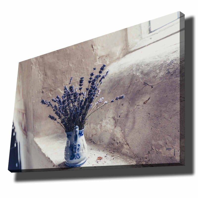 Lærred 70x100 cm - Smuk vase med lavendelblomster placeret på en vindueskarm, Lilla / Blå / Grå
