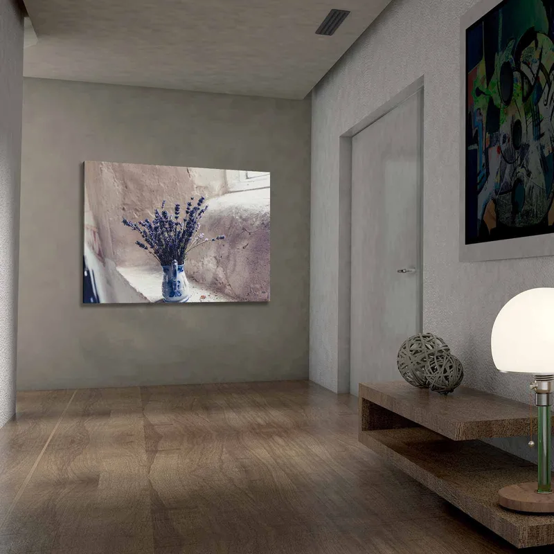 Lærred 70x100 cm - Smuk vase med lavendelblomster placeret på en vindueskarm - Lilla / Blå / Grå - Boligtilbehør - Billeder & kunst - Billeder på lærred