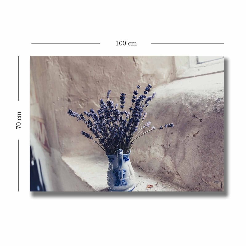 Lærred 70x100 cm - Smuk vase med lavendelblomster placeret på en vindueskarm - Lilla / Blå / Grå - Boligtilbehør - Billeder & kunst - Billeder på lærred