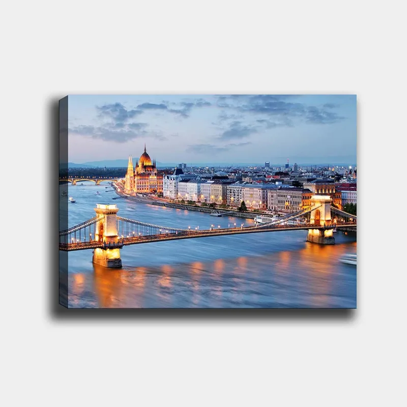 Lærred 70x100 cm - Smuk panoramaudsigt over Budapest med fokus på Kædebroen og det unikke parlament ved Donau-floden, Blå / Guld / Hvid