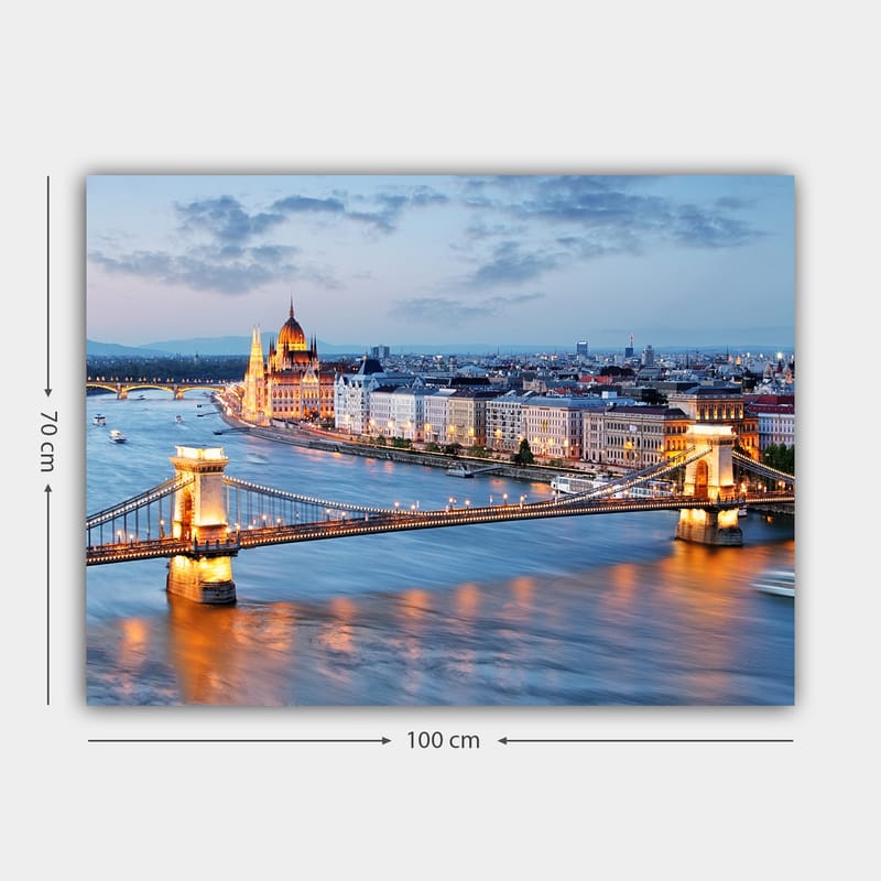 Lærred 70x100 cm - Smuk panoramaudsigt over Budapest med fokus på Kædebroen og det unikke parlament ved Donau-floden - Blå / Guld / Hvid - Boligtilbehør - Billeder & kunst - Billeder på lærred