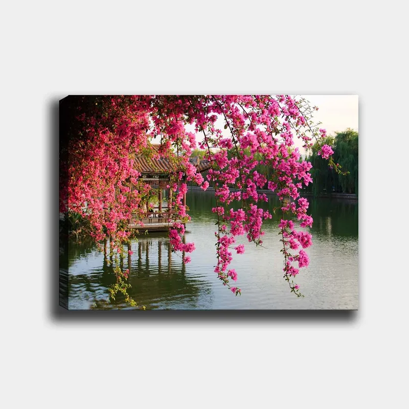 Lærred 70x100 cm - Smuk pavillon omgivet af blomstrende bougainvillea ved en stille sø, Lyserød / Grøn / Blå
