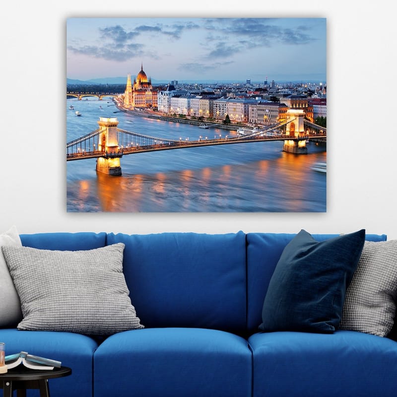 Lærred 70x100 cm - Smuk panoramaudsigt over Budapest med fokus på Kædebroen og det unikke parlament ved Donau-floden - Blå / Guld / Hvid - Boligtilbehør - Billeder & kunst - Billeder på lærred