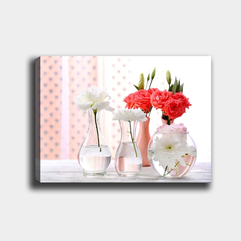 Lærred 70x100 cm - Smukke blomster i glasvaser, der skaber en frisk og livlig atmosfære - Hvid / Koral / Grøn - Boligtilbehør - Billeder & kunst - Billeder på lærred