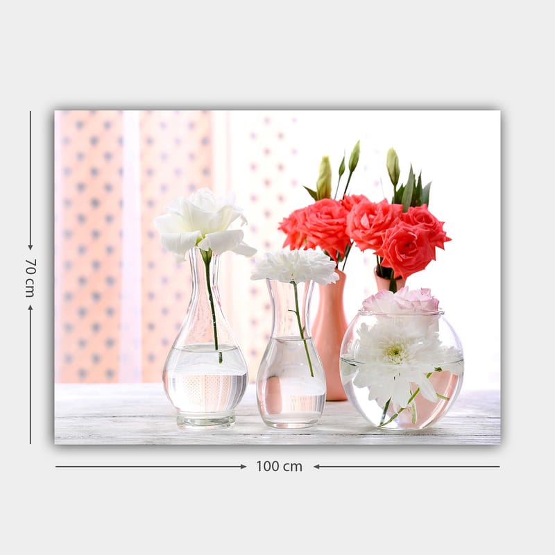 Lærred 70x100 cm - Smukke blomster i glasvaser, der skaber en frisk og livlig atmosfære - Hvid / Koral / Grøn - Boligtilbehør - Billeder & kunst - Billeder på lærred