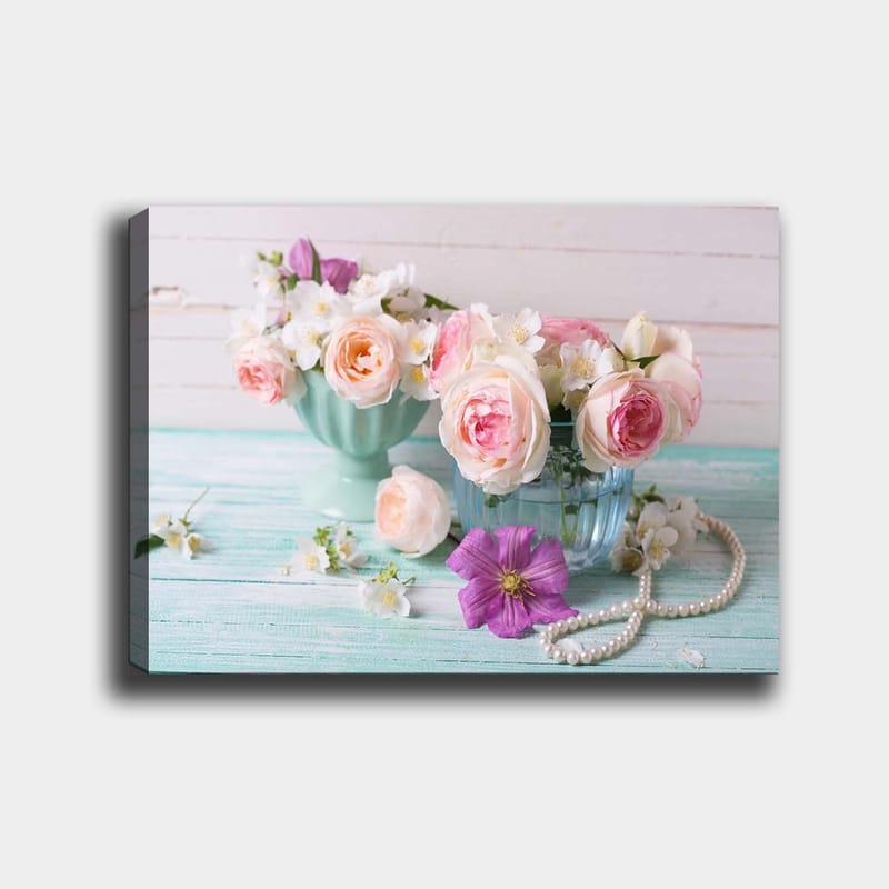 Lærred 70x100 cm - Smukke blomster i pastelfarvede skåle med en romantisk stemning, Lys pink / Mintgrøn / Lilla