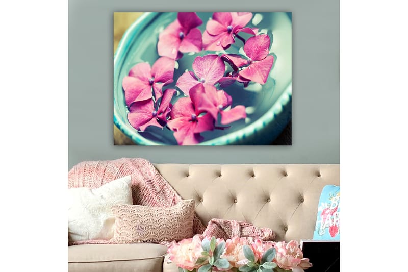 Lærred 70x100 cm - Smukke lyserøde blomster flyder i en turkis skål, Lyserød / Turkis