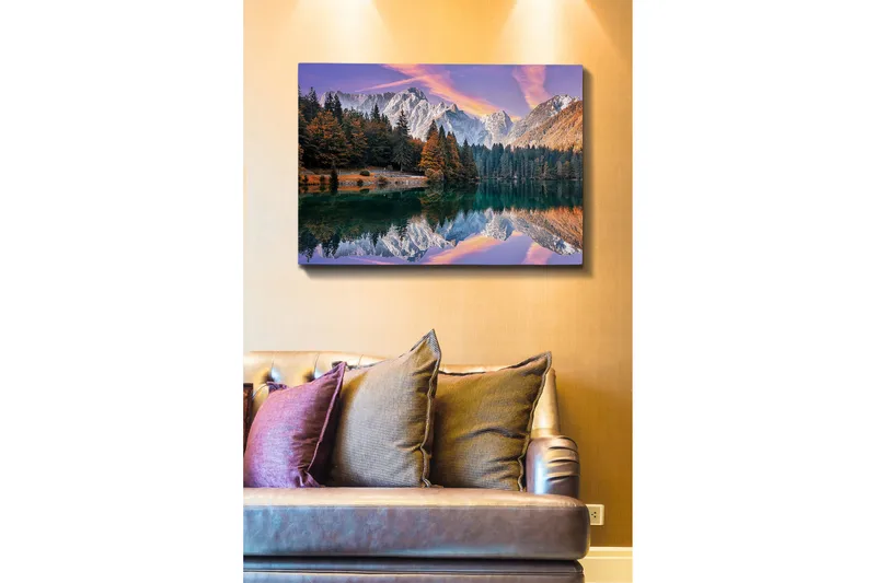 Lærred 70x100 cm - Smukt bjerglandskab med spejling i en sø og farverige efterårstræer - Grøn / Orange / Lilla - Boligtilbehør - Billeder & kunst - Billeder på lærred