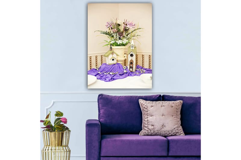 Lærred 70x100 cm - Smukt blomsterarrangement i en potte med to fuglehuse på et lilla lærred - Lilla / Grøn / Hvid - Boligtilbehør - Billeder & kunst - Billeder på lærred