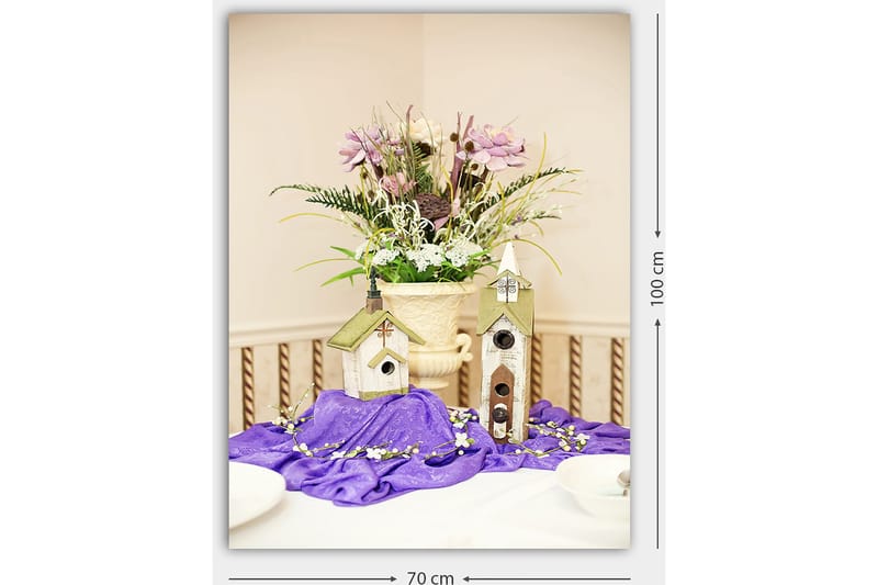Lærred 70x100 cm - Smukt blomsterarrangement i en potte med to fuglehuse på et lilla lærred - Lilla / Grøn / Hvid - Boligtilbehør - Billeder & kunst - Billeder på lærred