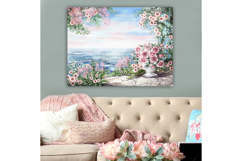 Lærred 70x100 cm - Smukt blomsterbed med en stor vase fyldt med roser, stående ved havudsigt under en klar himmel - Lyserød / Grøn / Blå - Boligtilbehør - Billeder & kunst - Billeder på lærred