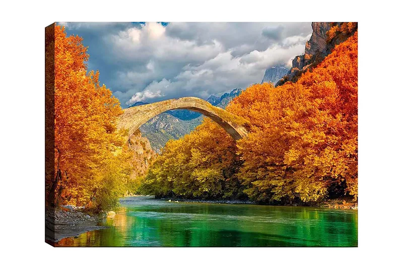 Lærred 70x100 cm - Smukt efterårslandskab med en gammel stenbro, der spænder over en glitrende flod omgivet af farverige træer, Orange / Grøn / Blå