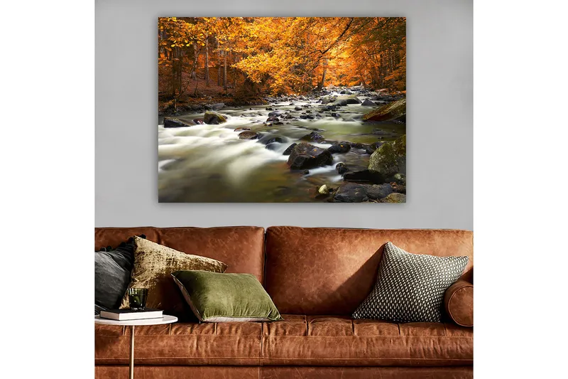Lærred 70x100 cm - Smukt efterårslandskab med en rislende bæk omgivet af gylden og orange løv, Gylden / Orange / Grøn
