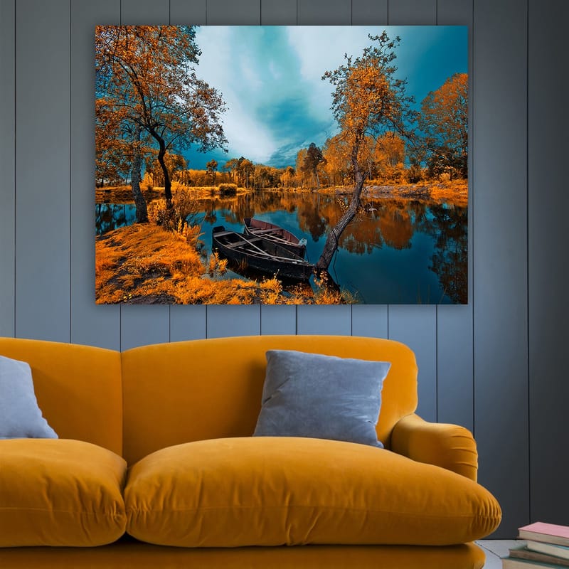 Lærred 70x100 cm - Smukt efterårslandskab med en rolig sø og en båd på kysten - Orange / Turkis - Boligtilbehør - Billeder & kunst - Billeder på lærred