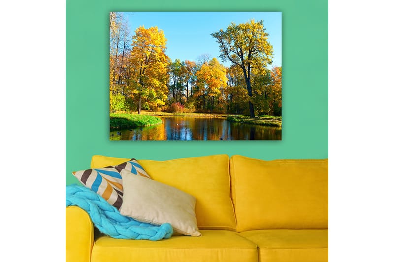 Lærred 70x100 cm - Smukt efterårslandskab med farverige træer og en spejlblank sø - Gyldengul / Grøn / Blå - Boligtilbehør - Billeder & kunst - Billeder på lærred