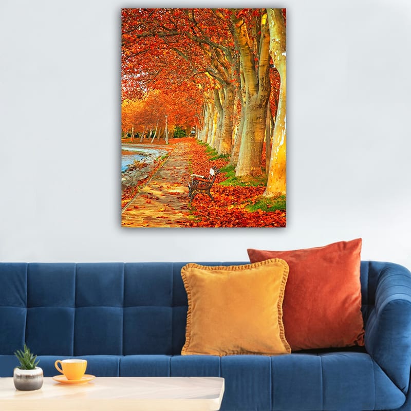 Lærred 70x100 cm - Smukt efterårsscene med en bænk langs en allé af træer med funklende røde og orange blade - Rød / Orange / Gul - Boligtilbehør - Billeder & kunst - Billeder på lærred