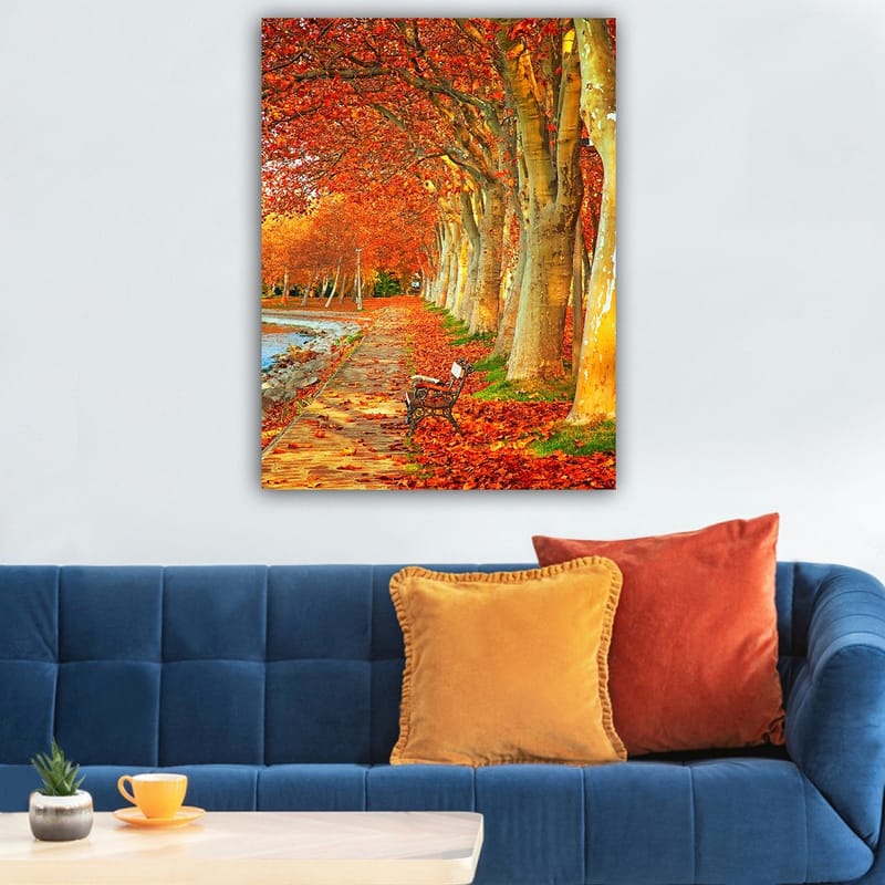Lærred 70x100 cm - Smukt efterårsscene med en bænk langs en allé af træer med funklende røde og orange blade - Rød / Orange / Gul - Boligtilbehør - Billeder & kunst - Billeder på lærred