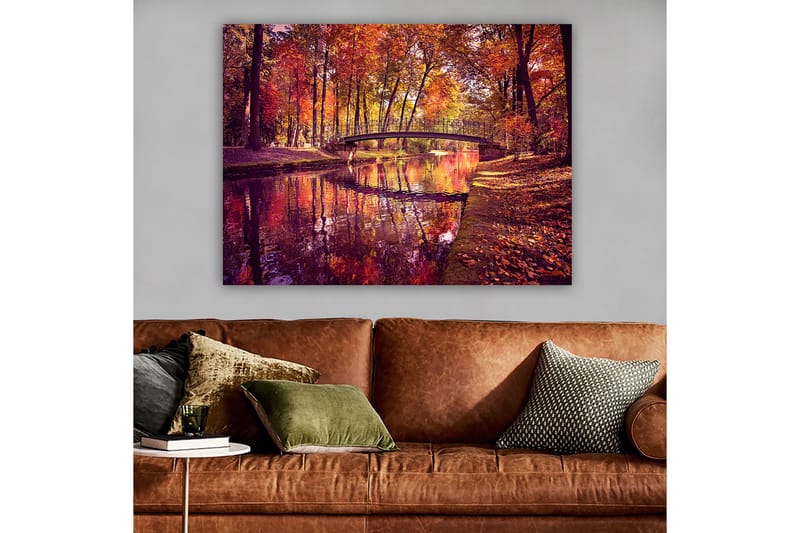 Lærred 70x100 cm - Smukt efterårsscene med en bro, der spænder over en spejlblank vandoverflade omgivet af farverige træer - Orange / Rød / Gul - Boligtilbehør - Billeder & kunst - Billeder på lærred