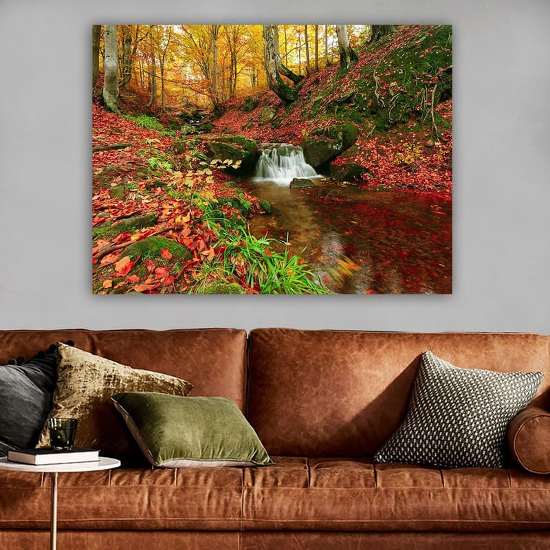 Lærred 70x100 cm - Smukt efterårsscene med en rislende bæk omgivet af farverige løvfældende træer - Orange / Rød / Grøn - Boligtilbehør - Billeder & kunst - Billeder på lærred