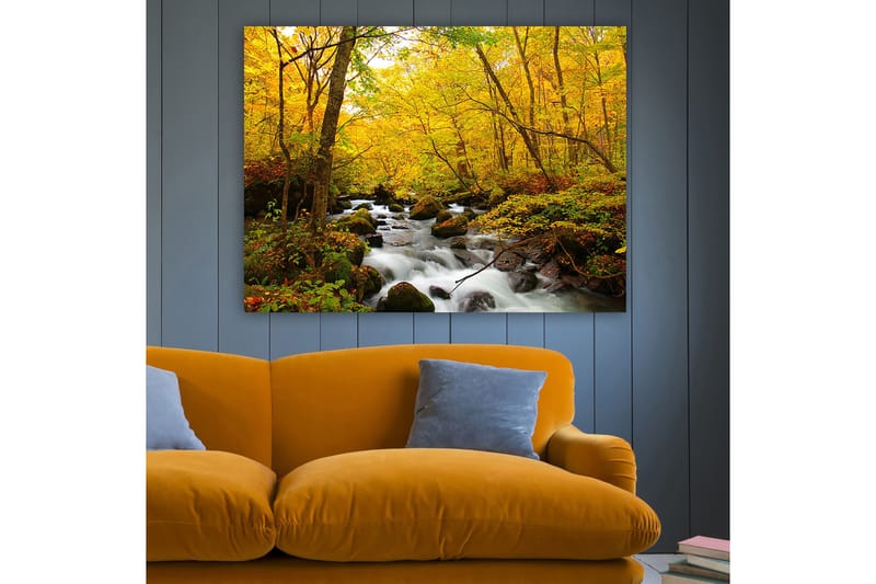 Lærred 70x100 cm - Smukt efterårsscene med en rislende bæk omgivet af gyldne og røde træer - Gyldengul / Mørkegrøn / Rød - Boligtilbehør - Billeder & kunst - Billeder på lærred
