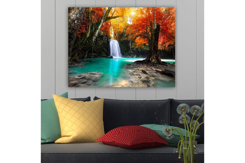 Lærred 70x100 cm - Smukt efterårsscene med et vandfald omgivet af farverige træer i orange og røde nuancer - Turkis / Orange / Rød - Boligtilbehør - Billeder & kunst - Billeder på lærred