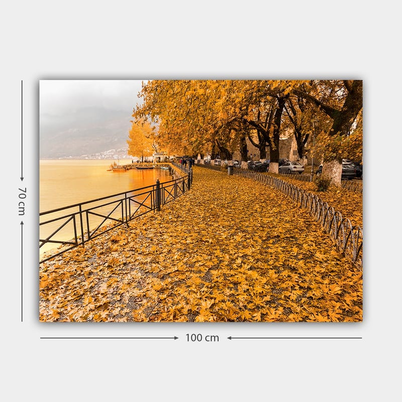 Lærred 70x100 cm - Smukt efterårsscene med gyldne blade, der dækker en gangsti ved en sø - Gyldenorange / Mørkegul / Brun - Boligtilbehør - Billeder & kunst - Billeder på lærred