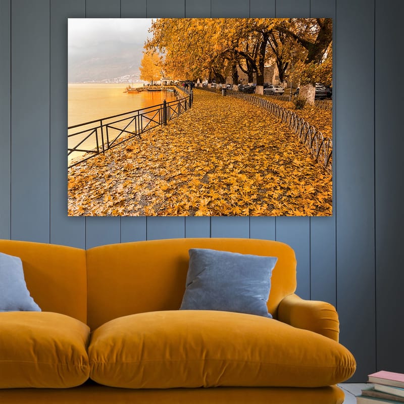 Lærred 70x100 cm - Smukt efterårsscene med gyldne blade, der dækker en gangsti ved en sø - Gyldenorange / Mørkegul / Brun - Boligtilbehør - Billeder & kunst - Billeder på lærred