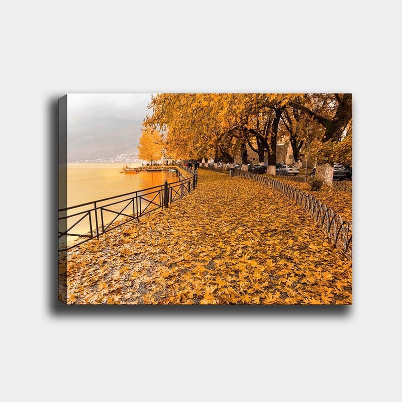 Lærred 70x100 cm - Smukt efterårsscene med gyldne blade, der dækker en gangsti ved en sø, Gyldenorange / Mørkegul / Brun