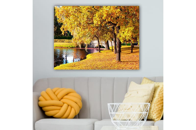 Lærred 70x100 cm - Smukt efterårsscene med gyldne træer, der spejler sig i en stille sø, Guld / Grøn / Brun