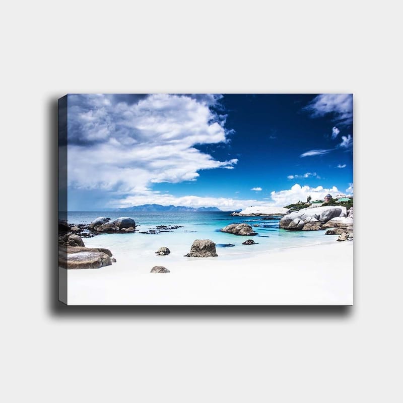 Lærred 70x100 cm - Smukt kystlandskab med klipper og klart blåt vand under en dramatisk himmel - Blå / Hvid / Grå - Boligtilbehør - Billeder & kunst - Billeder på lærred