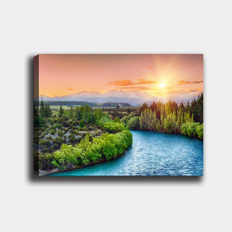 Lærred 70x100 cm - Smukt landskabsmaleri med en flod, der snor sig gennem frodige træer og bjerge i baggrunden under en solopgang - Grøn / Blå / Orange - Boligtilbehør - Billeder & kunst - Billeder på lærred