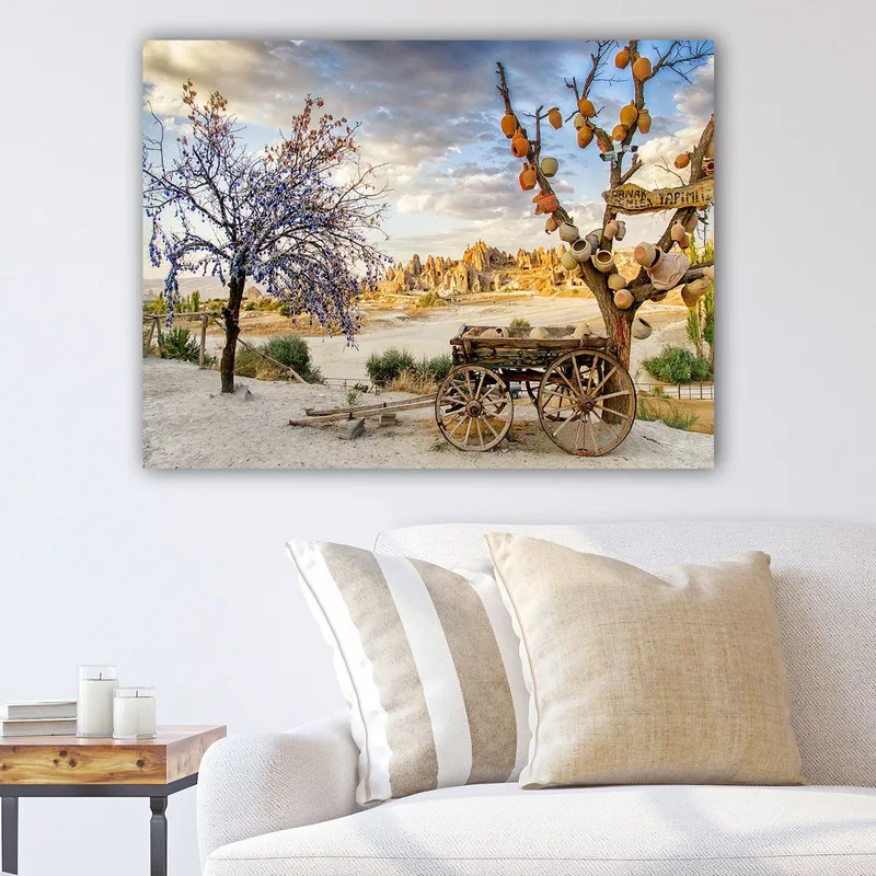 Lærred 70x100 cm - Smukt landskabsmaleri med en gammel karet og blomstrende træer i naturskønne omgivelser, Lilla / Orange / Beige